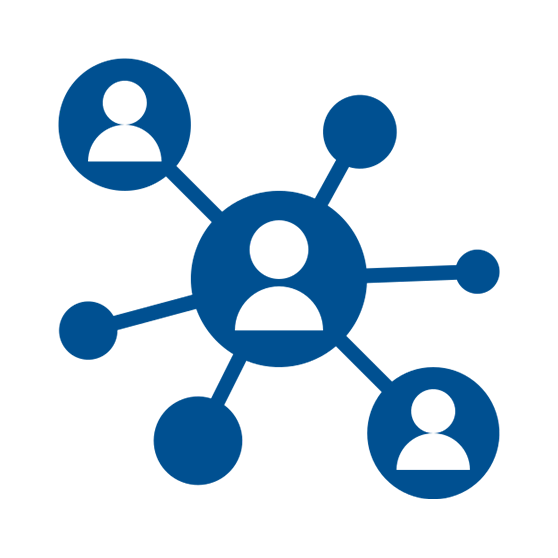 Diagrama de red con cinco iconos de personas conectadas, nodo central destacado