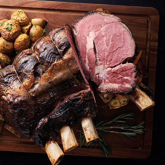 Carne perfectamente cocinada con patatas, preparada en el HOBART CHEF'S COMBI.