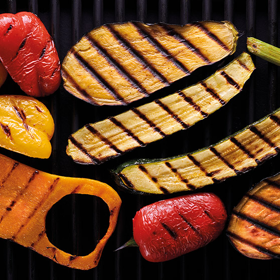 Verduras a la parrilla como calabacín, pimientos y berenjena con marcas de grillado visibles – cocinadas uniformemente con el CHEF'S COMBI de HOBART para un sabor asado óptimo y conservación del color.
