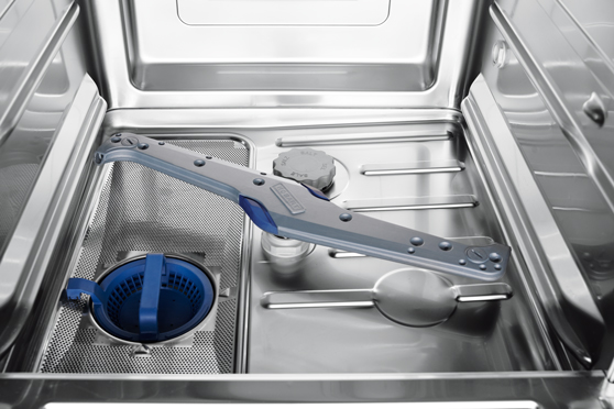 Vista interior de un lavavajillas bajo encimera HOBART con sistema de lavado autolimpiante, se muestra cesta de filtro azul y brazos rociadores