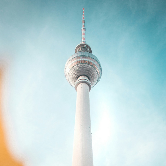 Torre de televisión de Berlín contra un cielo azul, monumento icónico y atracción turística popular en Berlín