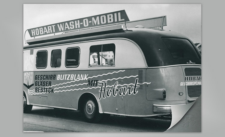 Hobart Wash-O-Mobil histórico – vehículo promocional para lavavajillas, limpieza de vasos y cubiertos, con gran cartel en el techo y letras llamativas.
