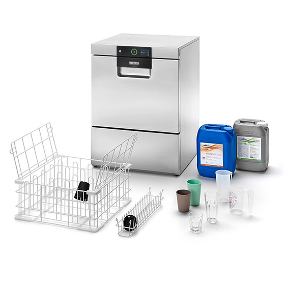 Lavavajillas bajo mostrador HOBART de acero inoxidable con cesta, vasos reutilizables, copas y productos químicos, solución eficiente para limpieza sostenible en hostelería.