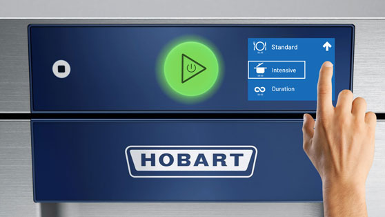 Panel de control de un lavavajillas HOBART con pantalla táctil, selección del programa intensivo, botón de inicio verde y logotipo HOBART para lavado profesional.