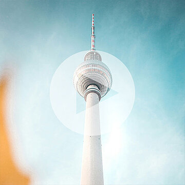 Torre de televisión de Berlín contra un cielo azul, monumento icónico y atracción turística popular en Berlín