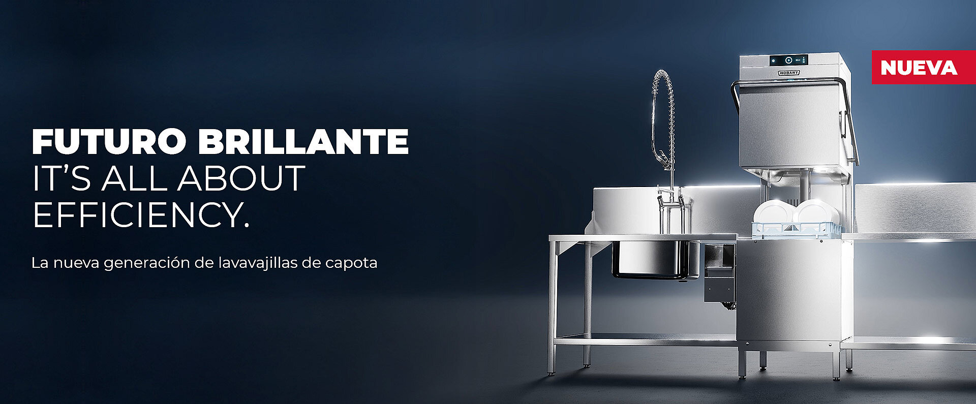 Imagen publicitaria con un sistema de lavavajillas de capota HOBART con mesas de acero inoxidable, prelavado integrado y cestas, presentado en un estudio azul oscuro. A la izquierda aparecen los textos FUTURO BRILLANTE e IT’S ALL ABOUT EFFICIENCY, la línea La nueva generación de lavavajillas de capota y un distintivo rojo con la palabra NUEVO.